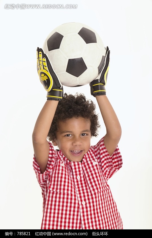 双手举足球过头顶的外国男孩图片-人物图片素