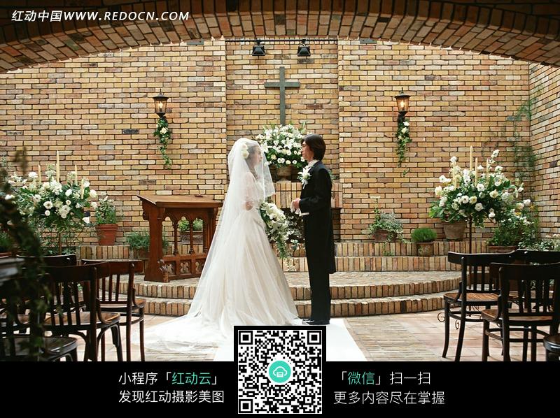 礼堂中四目相对的新人的背影图片(编号:79835