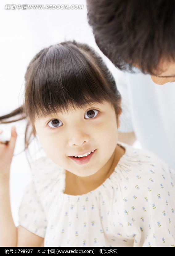 撩起<em>头发</em>睁大眼的<em>小女孩</em>图片(编号:798927)_日
