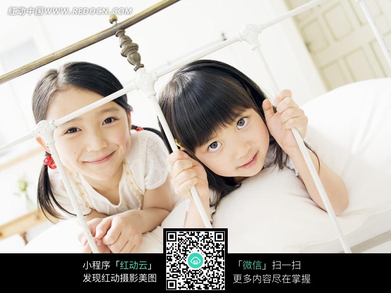 在床上的<em>亲姐妹</em>图片-人物图片素材|图片库|图库