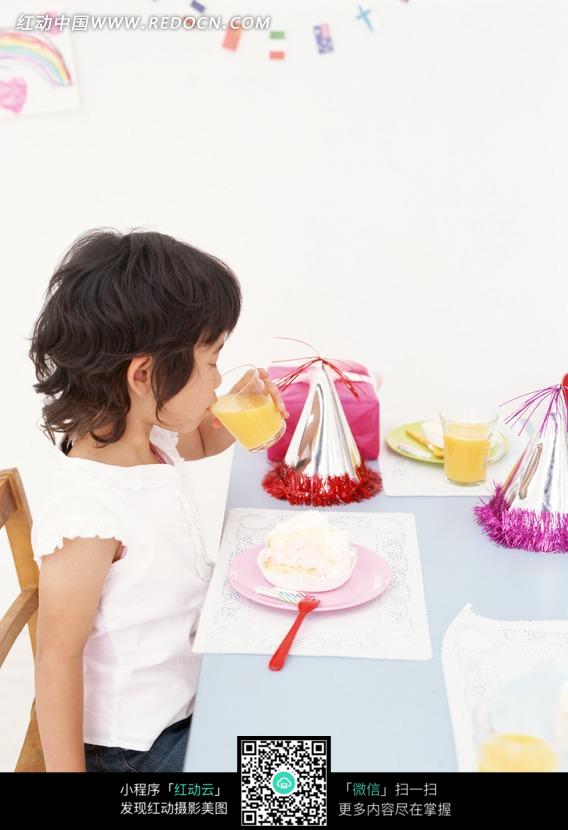 喝果汁的小女孩图片-生活用品|日常生活图片下