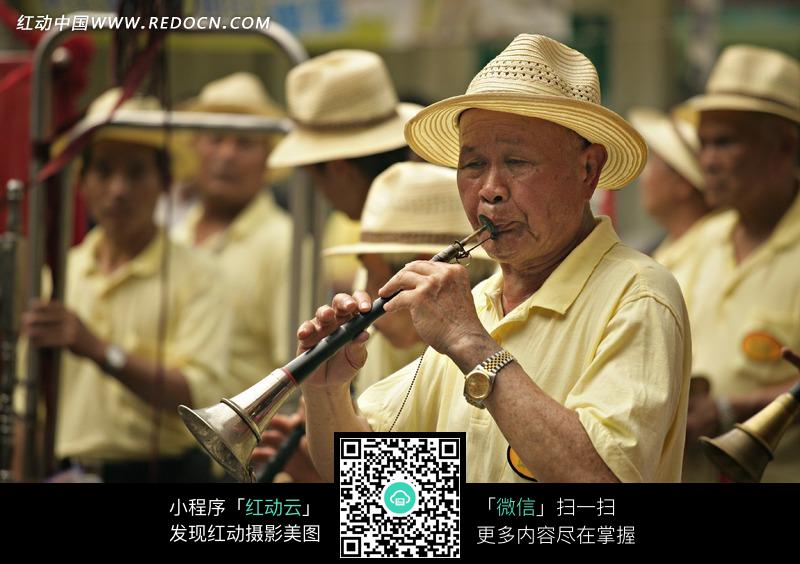 穿黄色上衣吹唢呐的老人图片(编号:823013)_宗