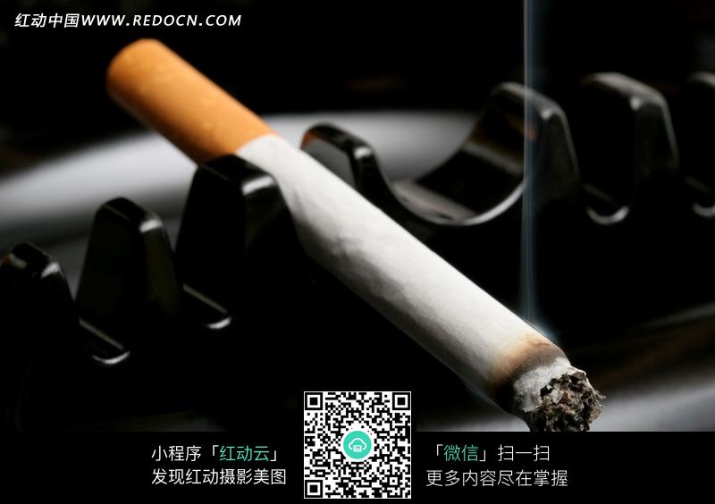 黑色烟灰缸上点燃的香烟图片(编号:821799)_生