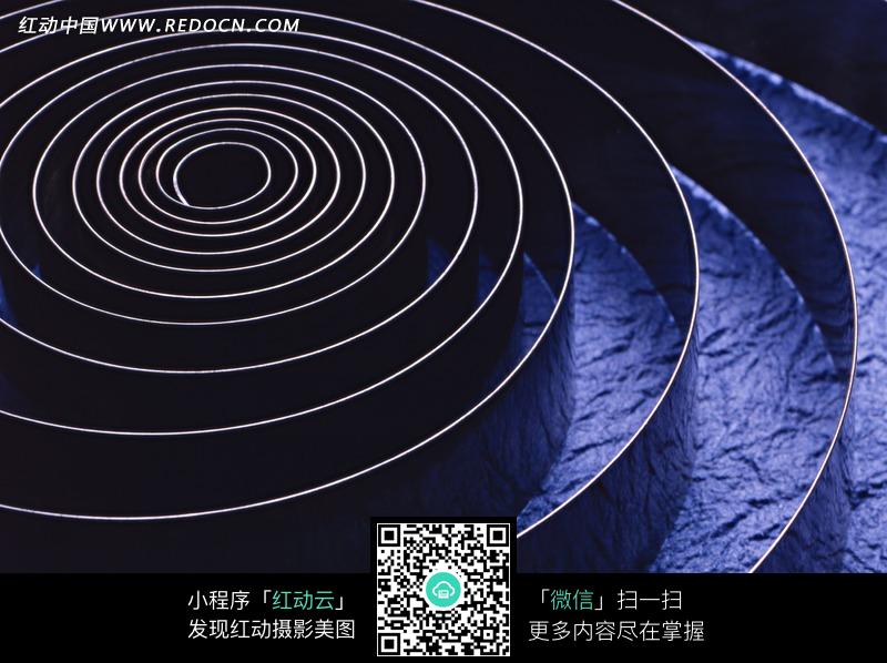 卷成圆形的的蓝色片状物体图片-花纹|花边|线条