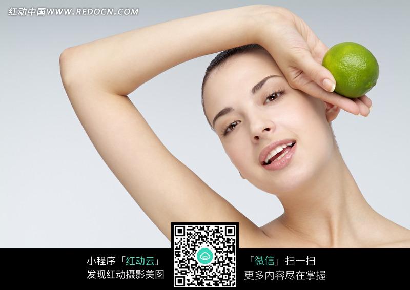 拿女人的漂亮女人图片(唱歌:850365)_女性美女编号柠檬泰国图片