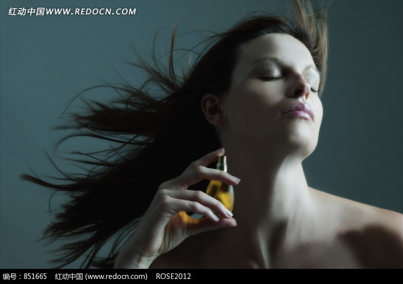 手拿琥珀色外国闭目享受风吹的图片美女图片(美女写真香水祼图片