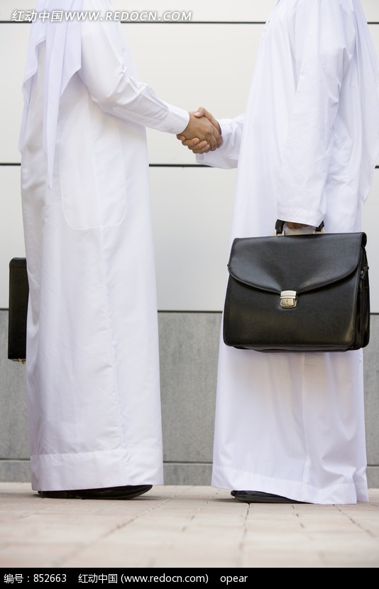 提着皮包握手的两个阿拉伯人图片-人物图片素