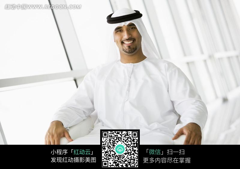 在微笑的沙特阿拉伯人设计图片