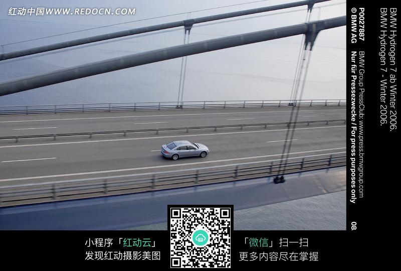行驶在<em>大桥上</em>的汽车图片(编号:868509)_生活用
