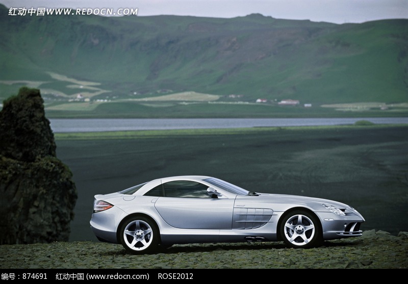 停在草地上的一辆白色奔驰车图片-生活用品|日