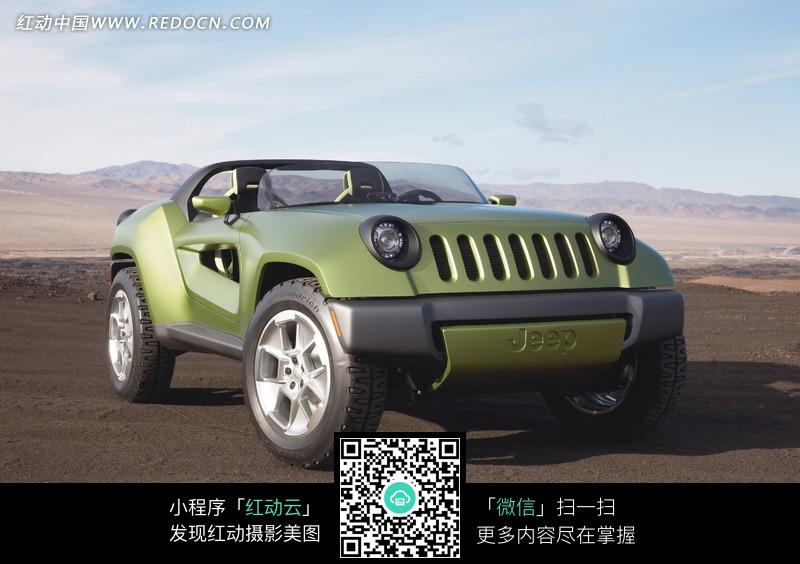 山地上的绿色吉普概念车车头特写图片-生活用