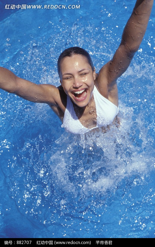 站在泳池里高举双手的美女特写图片图片-人物