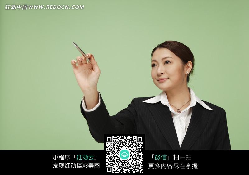 一只手在空中笔画的行政西装女白领图片(编号