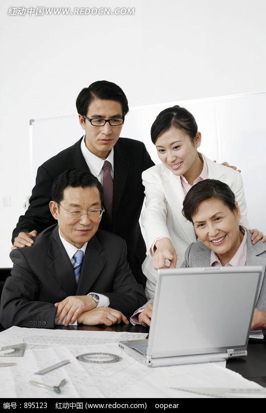 电脑前讨论的人图片-人物图片素材|图片库|图库