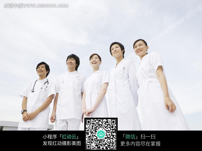 穿着白袍的五个男女医生和护士图片-现代科技