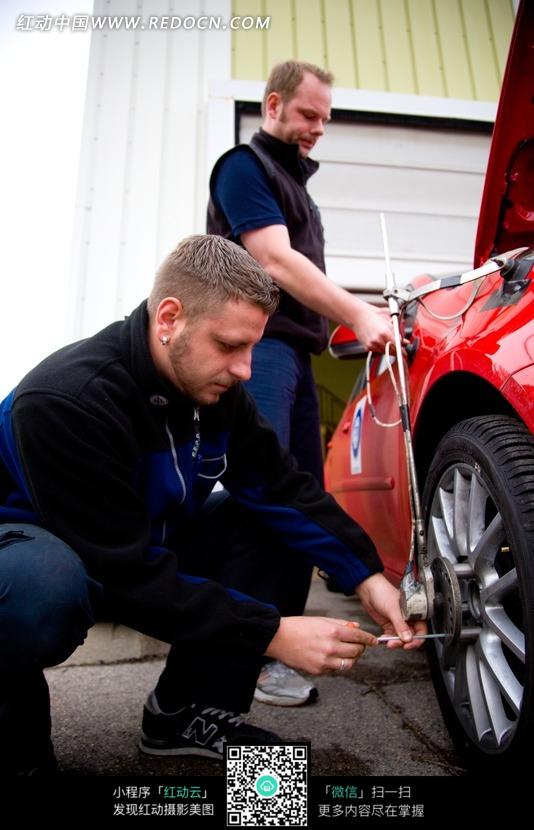 两个修理汽车轮胎的外国男人图片(编号:92415
