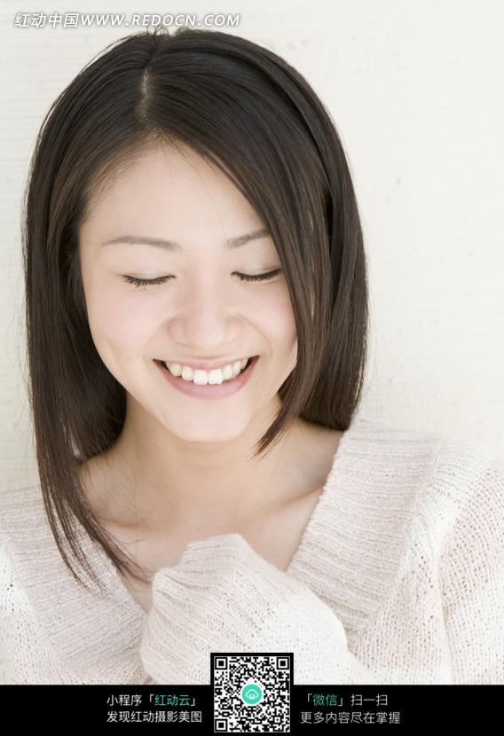 双手捧着胸口微笑的美女图片-人物图片素材|图