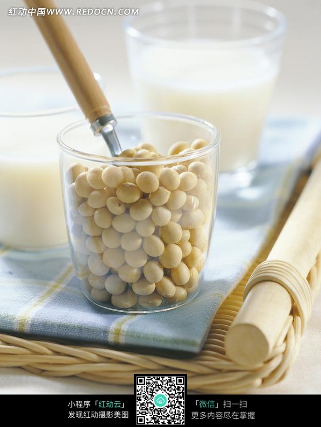 透明玻璃杯里的黄豆特写图片(编号:936859)_其