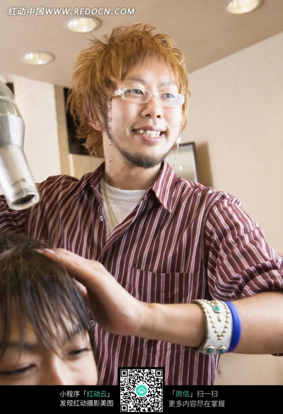 理发师的<em>男人吹头发</em>图片-人物图片素材|图片库