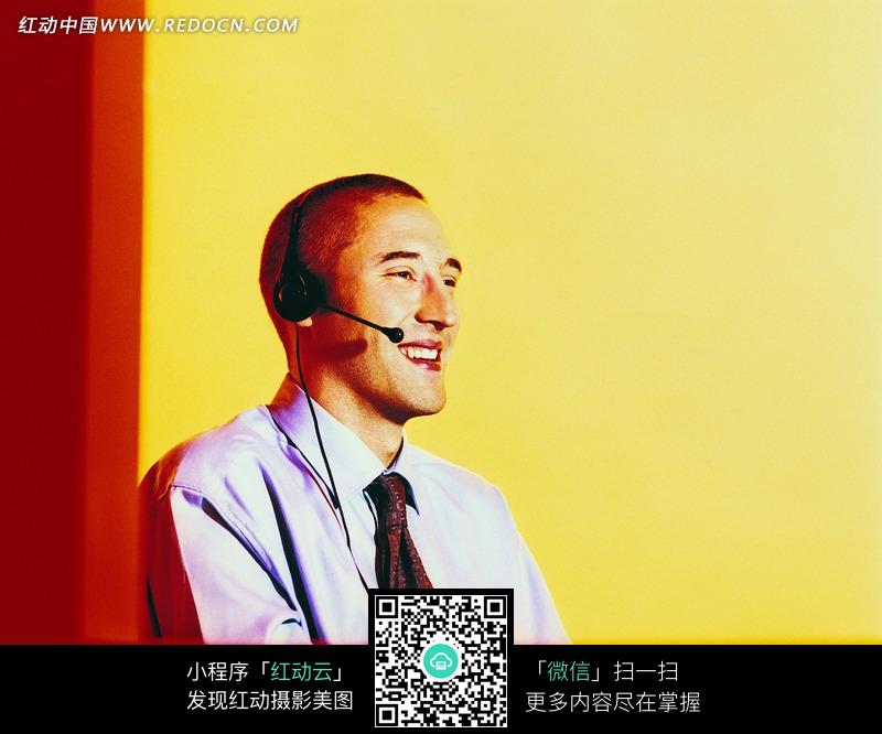 微笑的外国播音员图片