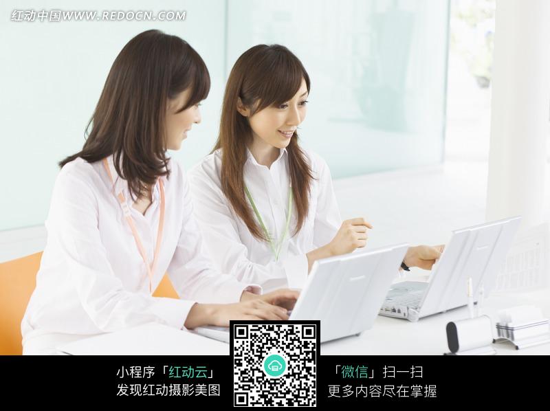 两个白领在看电脑图片-人物图片素材|图片库|图
