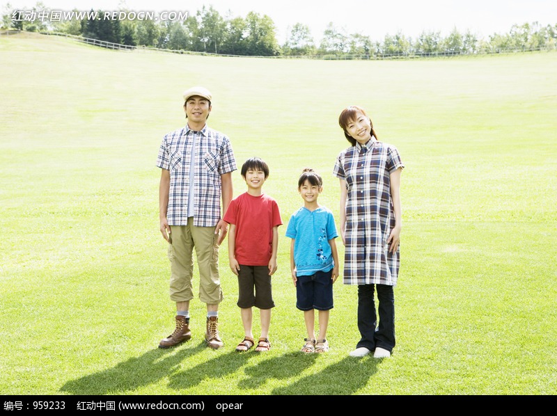 站在草地上的<em>爸爸妈妈哥哥妹妹</em>一家人图片(编