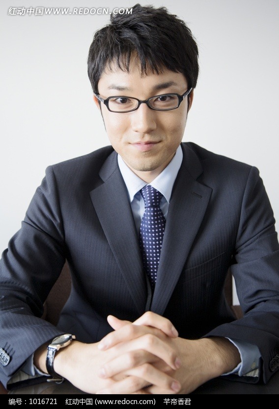 双手交叉放在桌子上<em>戴眼镜的男人图片</em>-人物图