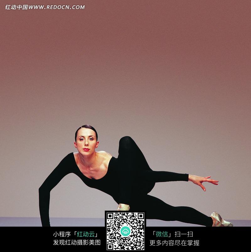 全身黑色紧身衣配白色芭蕾舞鞋的白人女子图片