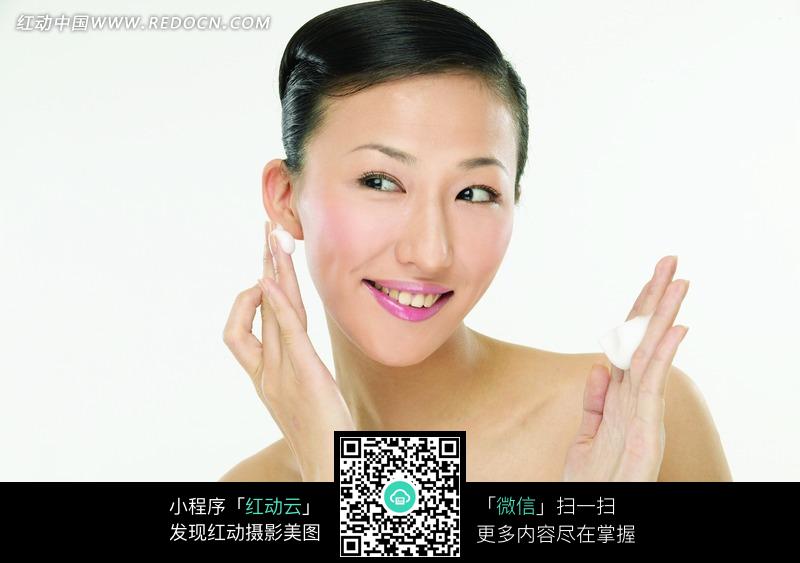 双手粘着乳液的面带笑容的女子图片(编号:102