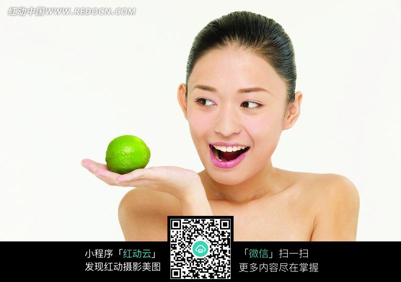 托着青美女的美女图片(编号:1020677)_柠檬女图福利3da美女女性图片