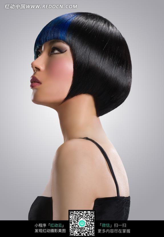 侧看的局部<em>染</em>蓝<em>头发</em>的<em>短发</em>美女图片(编号:102