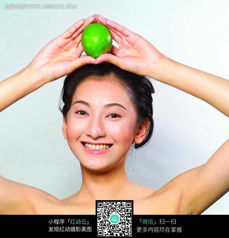 美女把青双手放在头上的美女图片图片-人物图背露胸露柠檬图片