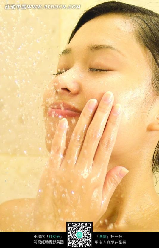 闭目用淋浴梳妆的美女图片(洗脸:1025751)_女编号地美女图片