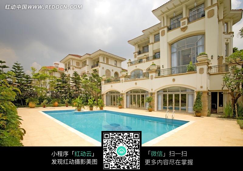 别墅前的游泳池设计图片