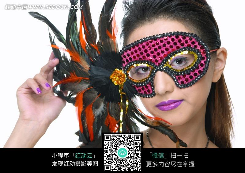 手扶着羽毛面具的女人图片(编号:1028983)_女