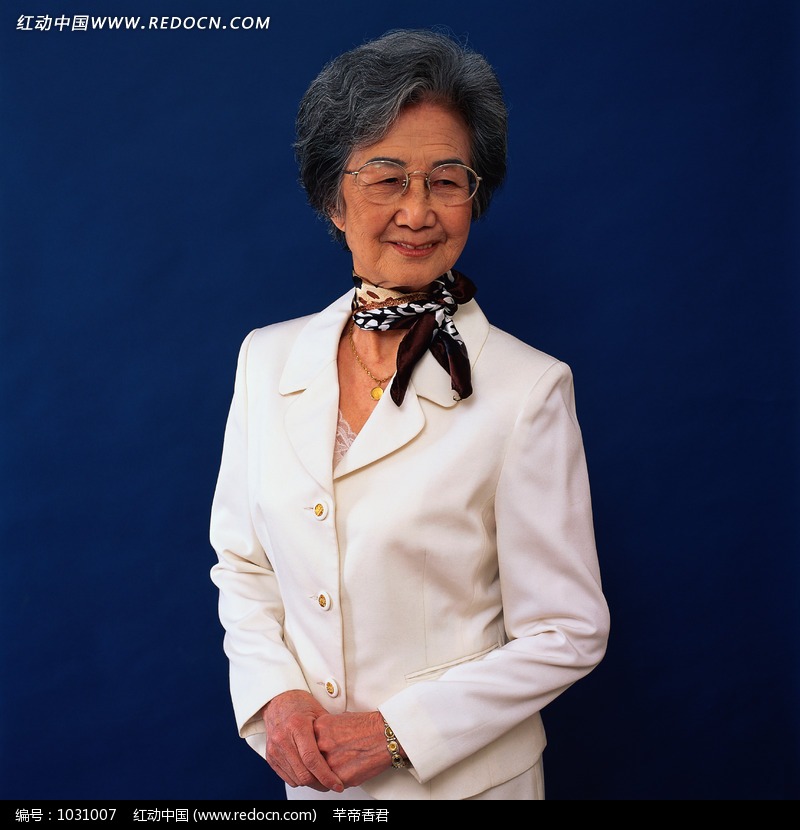 站立着戴老花镜<em>老年妇女图片</em>-人物图片素材|图