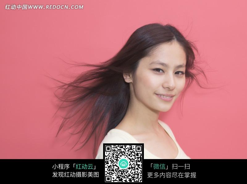 <em>头发</em>飞扬的侧头微笑的女子图片-人物图片素材
