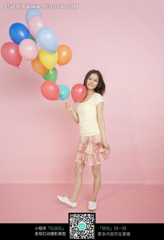 拉着一串气球的甜美女孩图片-人物图片素材|图