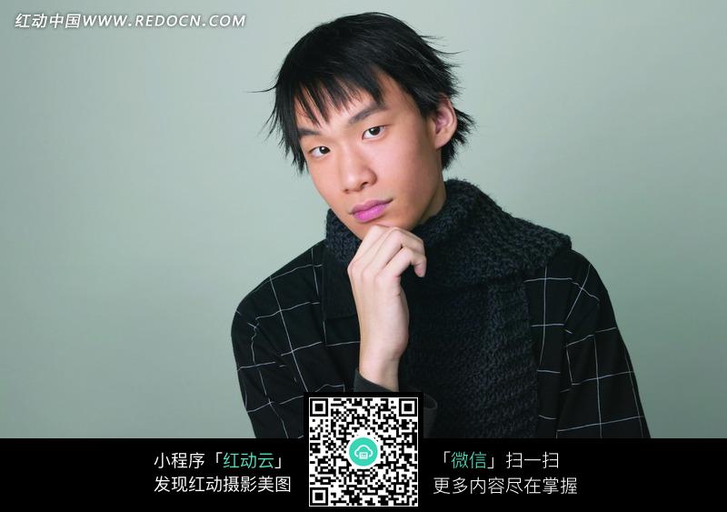 关键词:jpg手扶下巴男人生活照片生活图片人物