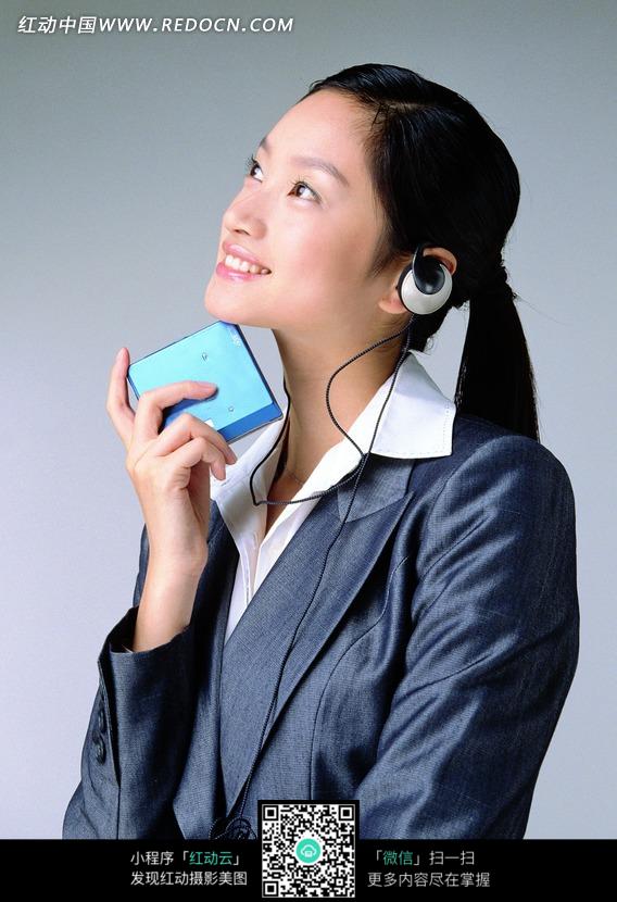 戴着耳机听音乐的美女图片-人物图片素材|图片