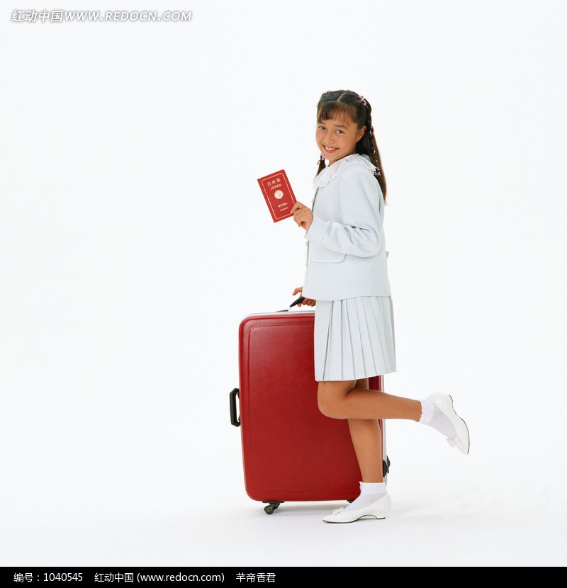 红色行李箱手拿护照的旅行女孩图片-人物图片
