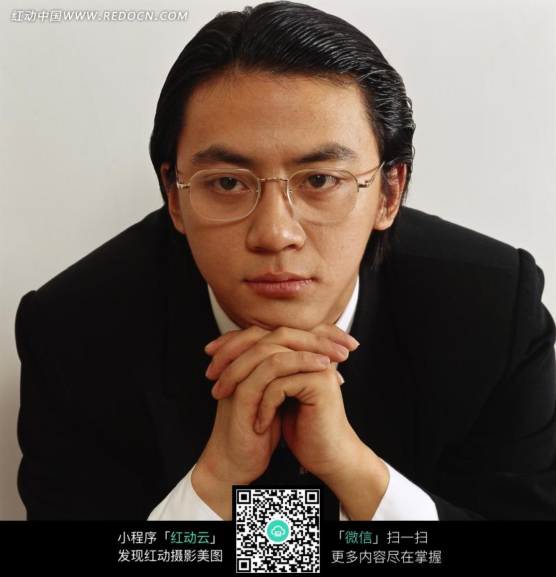 十指交叉放在下巴<em>戴眼镜的男人图片</em>-人物<em>图片</em>