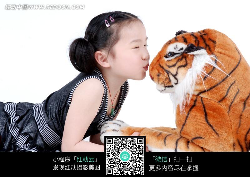 v老虎着趴在老虎图片亲吻地上的小女孩玩偶-人女生个性qqa老虎签名图片