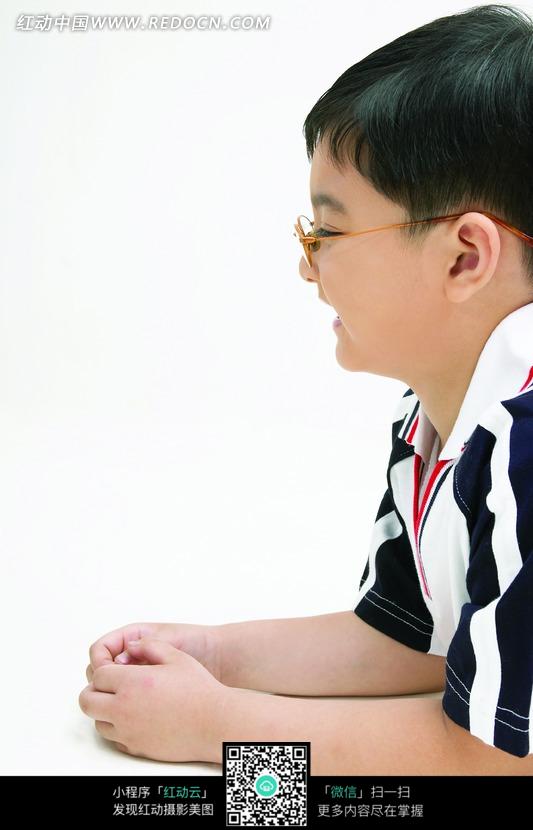 戴着眼镜的男孩侧面图片(编号:1044367)_儿童