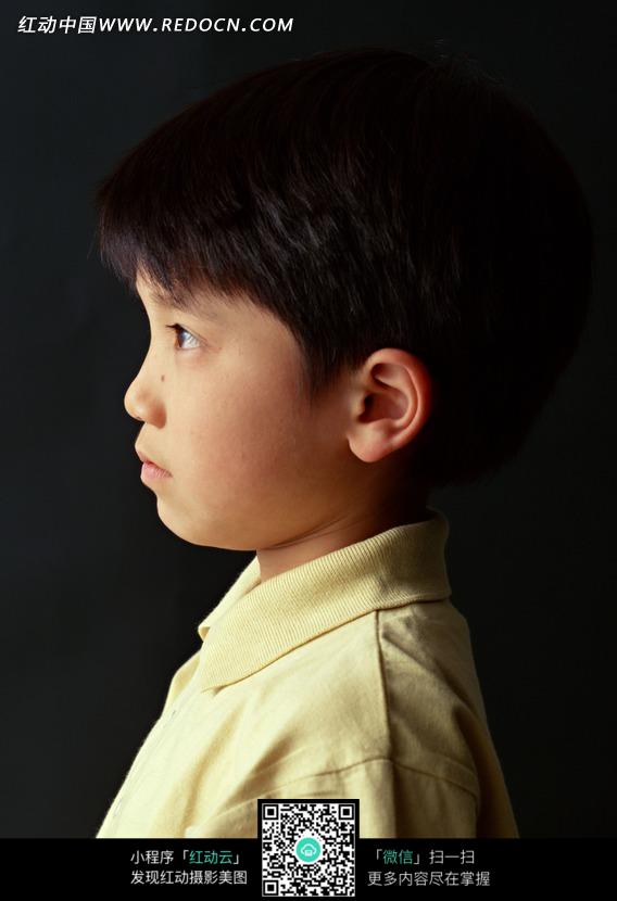 穿黄色上衣的小男孩侧面图片_儿童幼儿图片