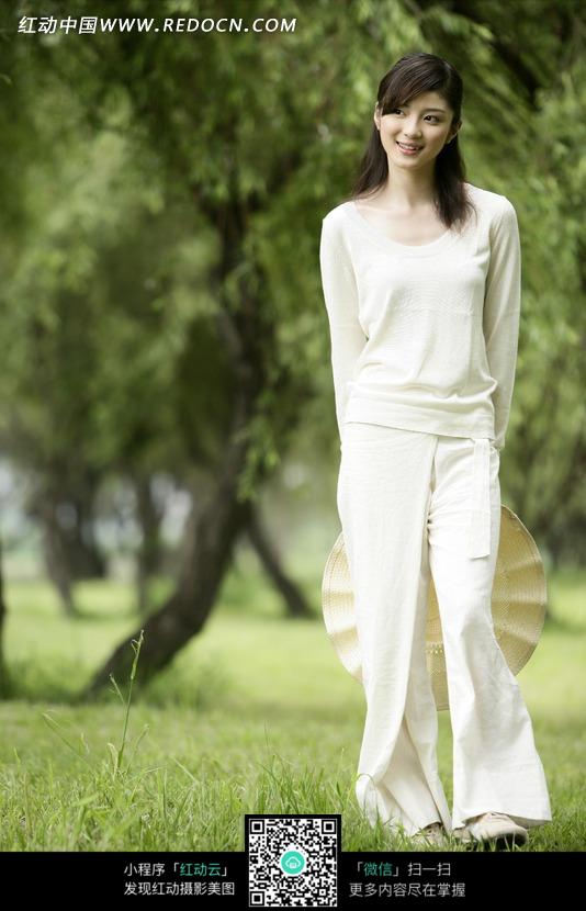 走在草地上的白衣美女图片图片-人物图片素材