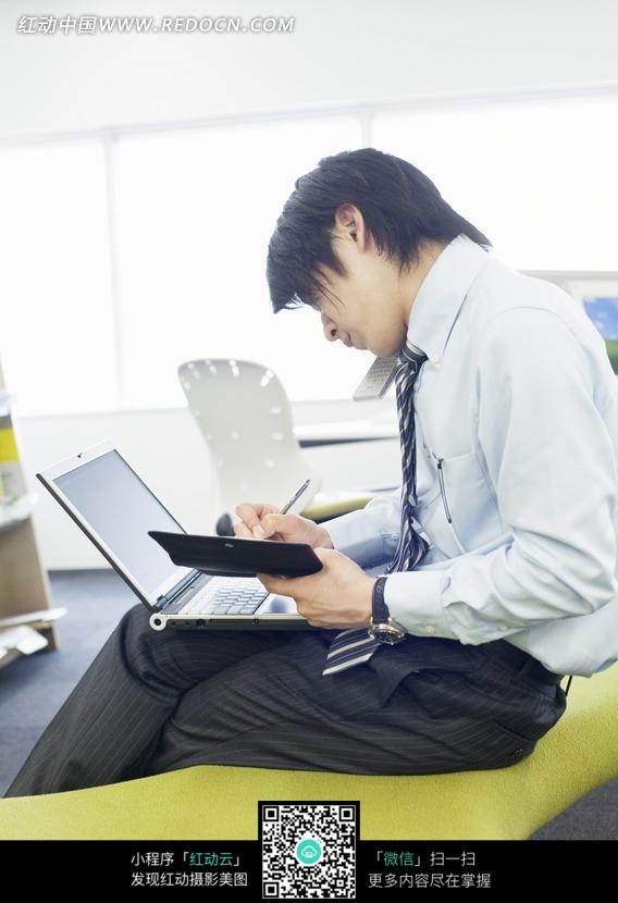 边打电话边做记录的职场男士图片(编号:10507