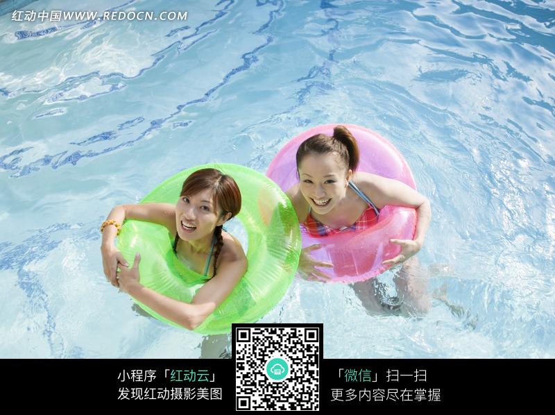 泳池里带泳圈游泳的比基尼美女图片-人物图片