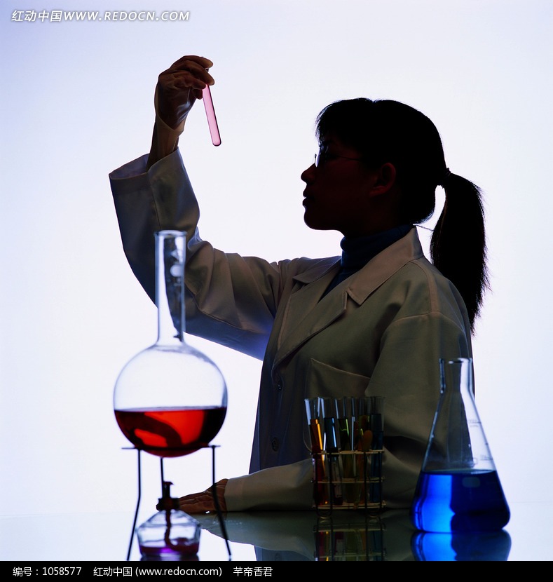 看着手中试管的研究人员图片-现代科技图片|图