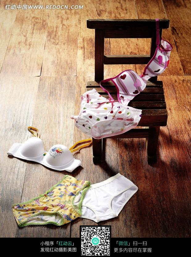 放在木椅子上和地板上的<em>胸罩</em>内裤图片-生活用